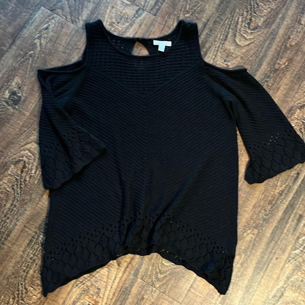 Beautiful and slimming bare shoulder sweater, XL.